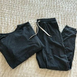 Vuori DreamKnit Performance Jogger & Shirt Set; size S; Charcoal Gray